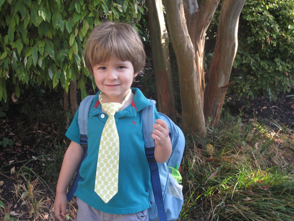 chłopiec z plecakiem w drodze do szkoły