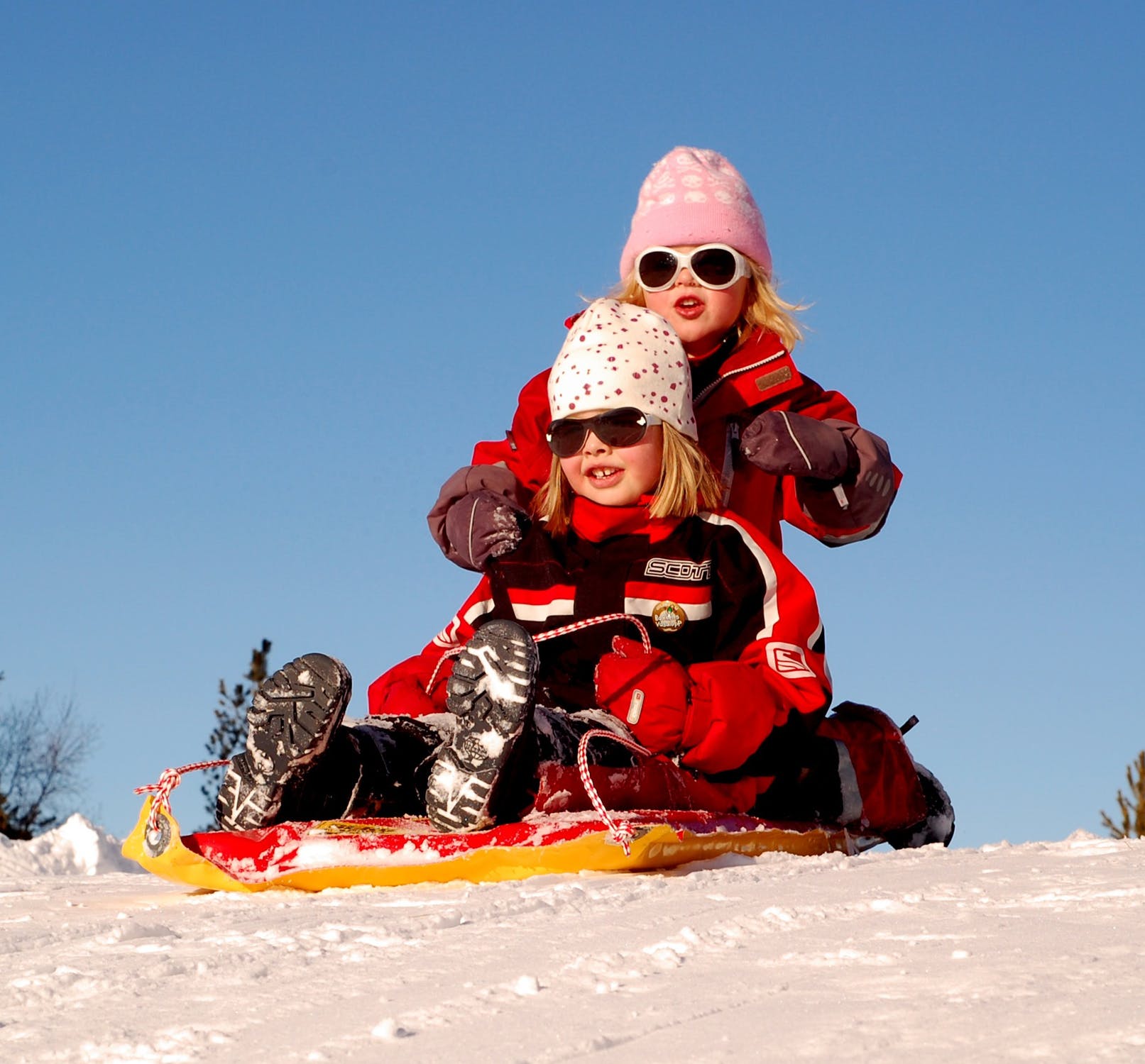 Zabawy na śniegu – bezpieczne ferie!